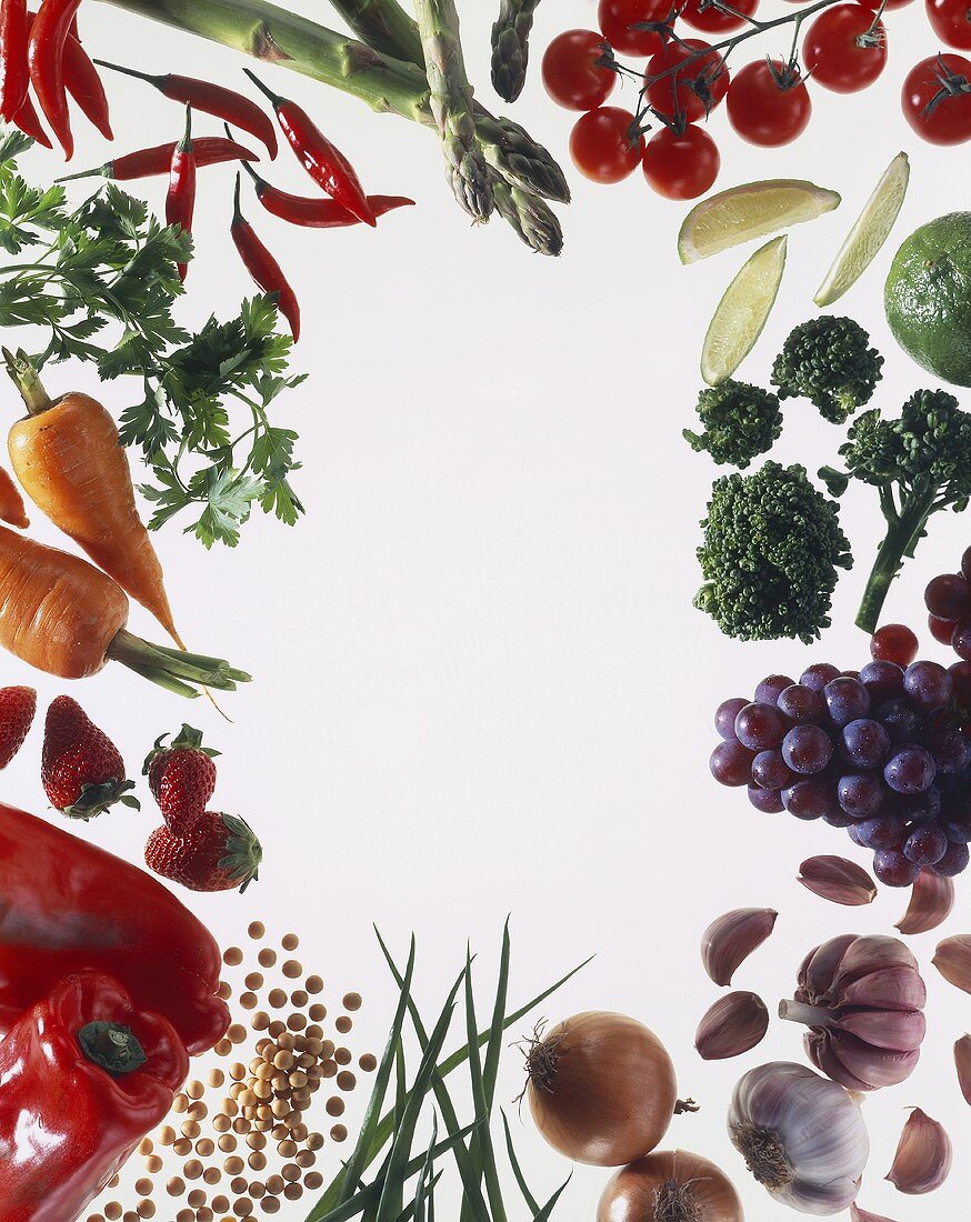 Gemüse, Kräuter und Obst um den Bildrand gelegt