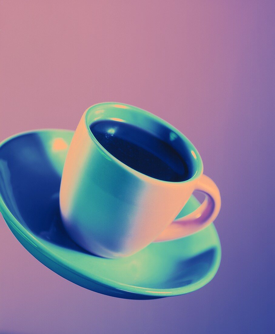 Eine Tasse Espresso in violettem Licht