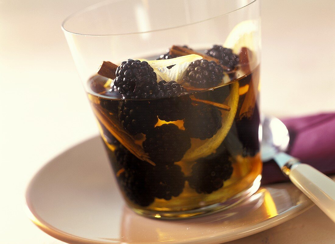 Blackberries in rum (for desserts or to eat with savoury food)