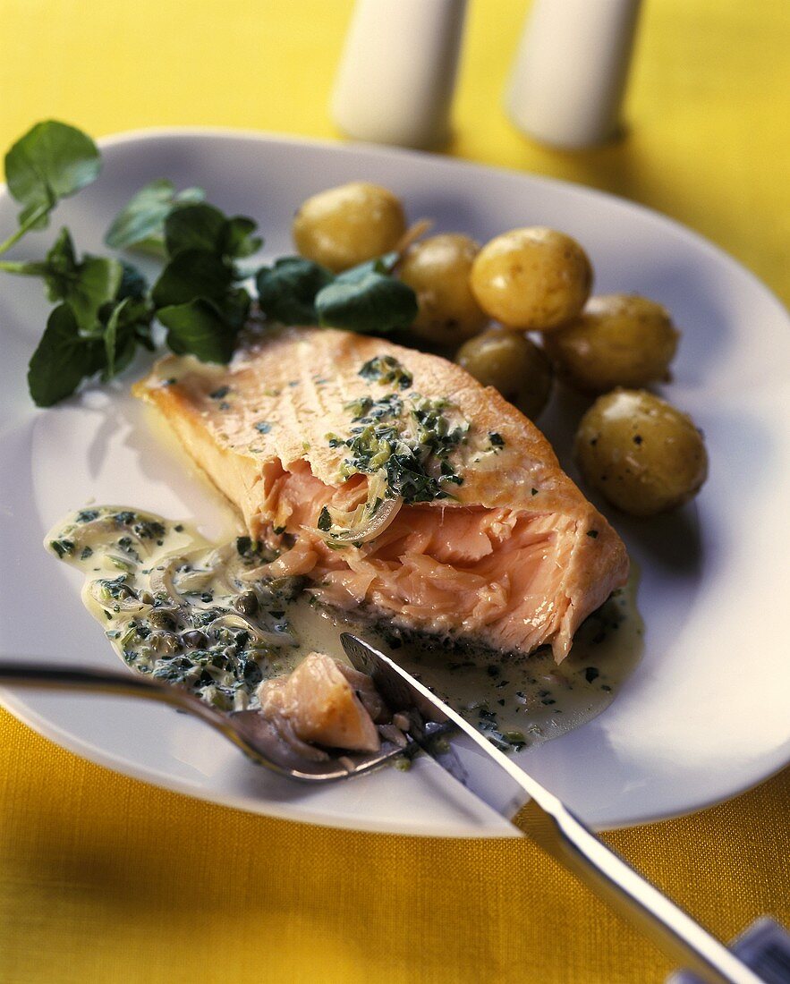 Sautierte Lachsschnitte mit Kapernsauce und jungen Kartoffeln