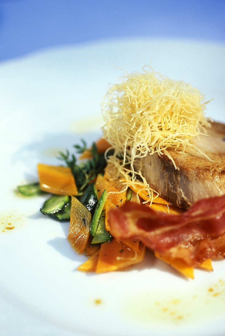 Gebratenes Thunfischmedaillon mit Gemüse und Soja mit Speck