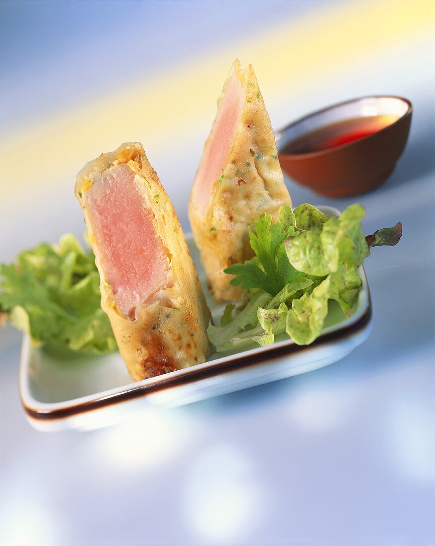 Thunfisch in Reisblatt mit Soja-Sherry-Sauce