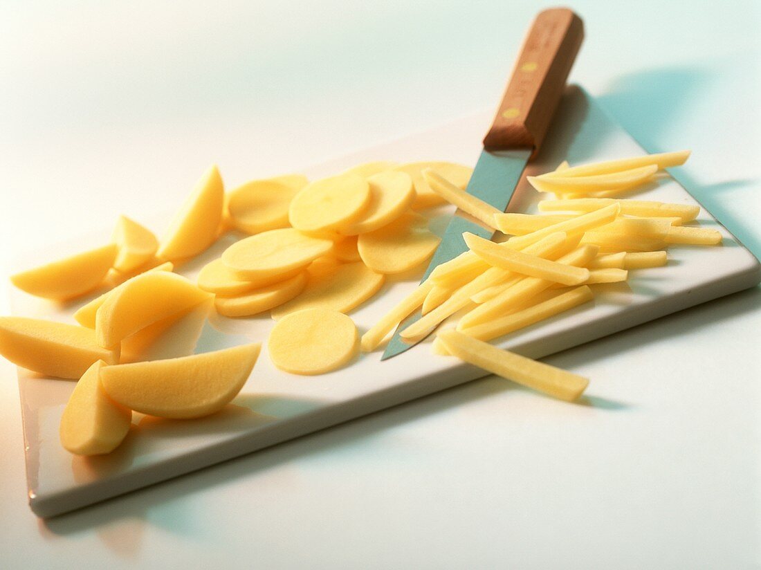 Kartoffeln in Stifte schneiden