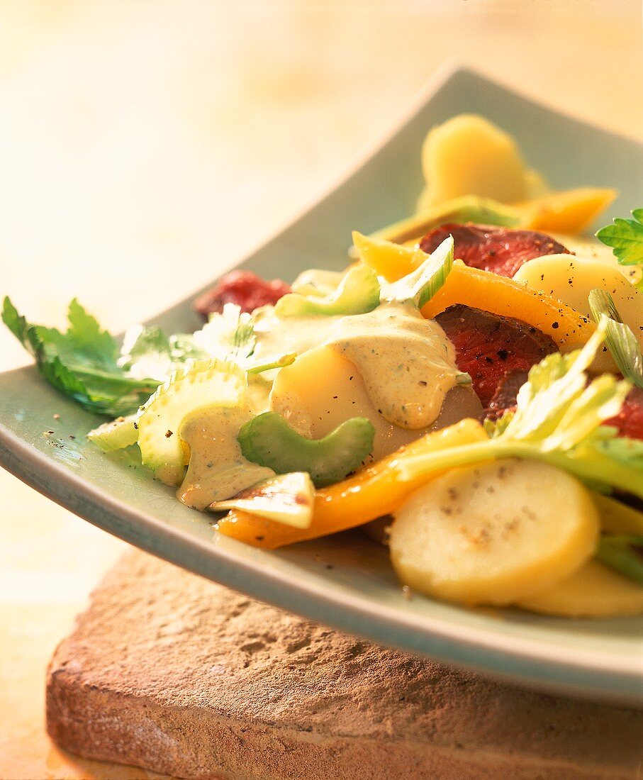 Kartoffelsalat mit Mango, Sellerie, Rinderfilet & Currysauce