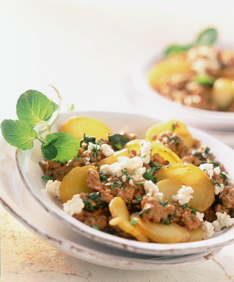 Bratkartoffeln mit Hackfleisch und Schafskäse