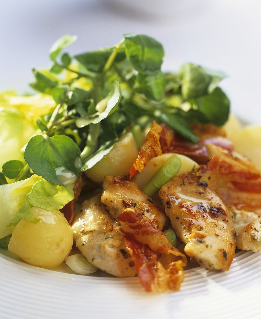 Hähnchenbrust mit Speck und Kartoffel-Brunnenkresse-Salat