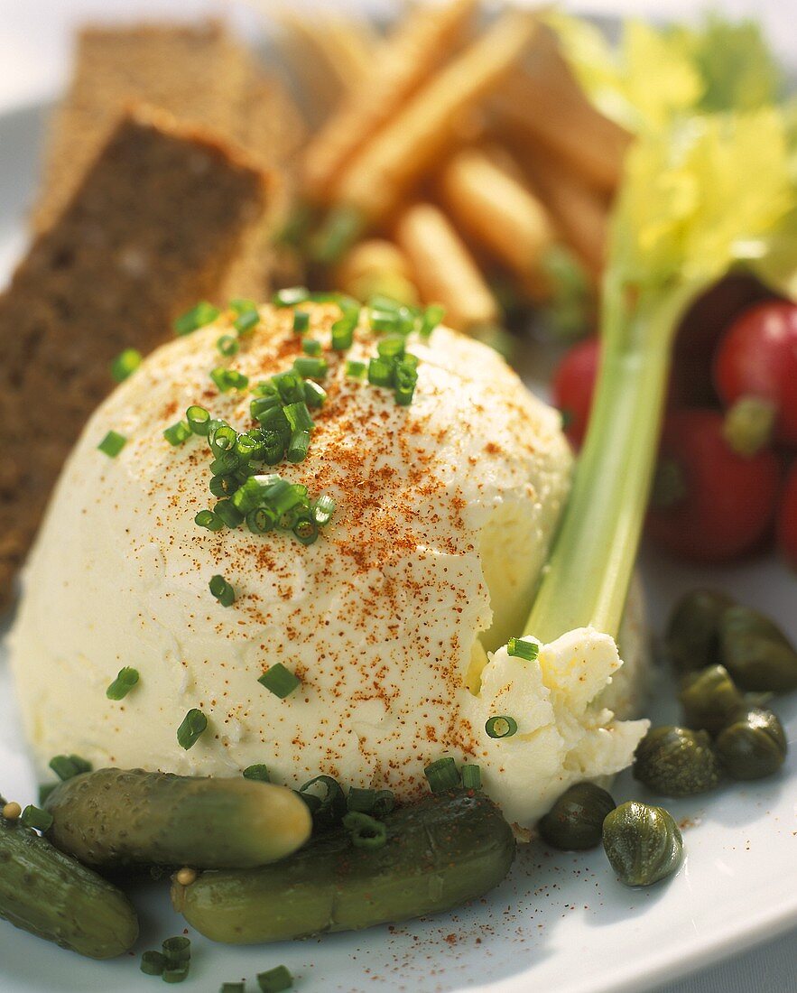 Cream cheese with gherkins, crudités & wholemeal bread