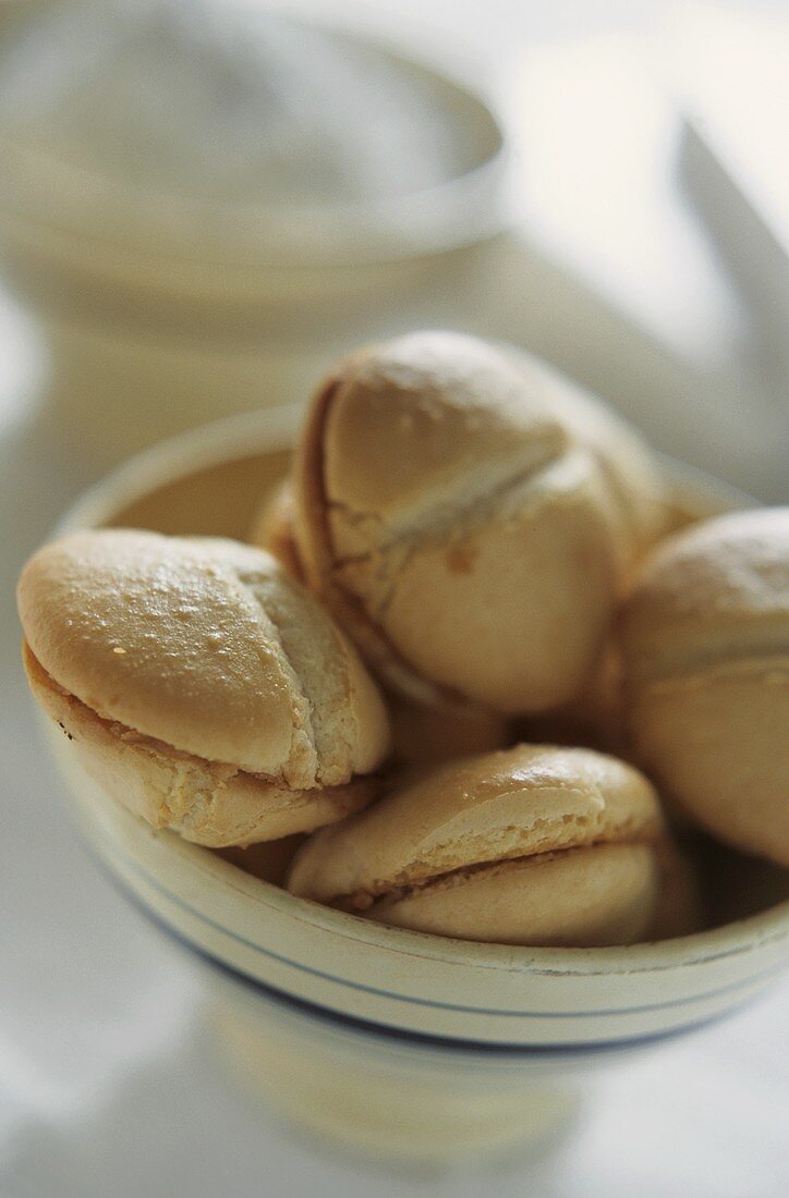 Plätzchen (Macarons) in einer Schale