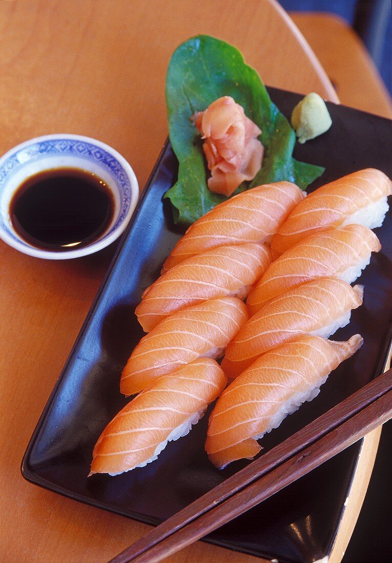 Nigiri-Sushis mit Lachs