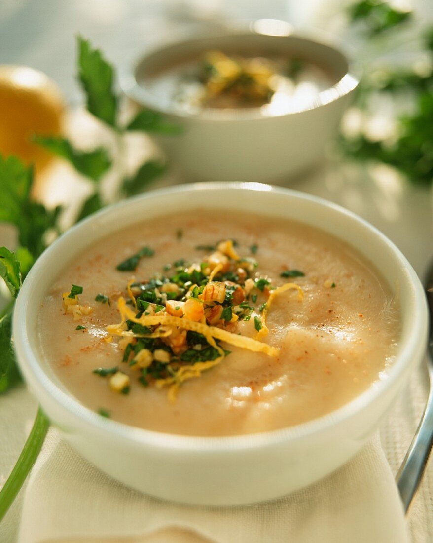 Selleriecremesuppe mit Gremolata