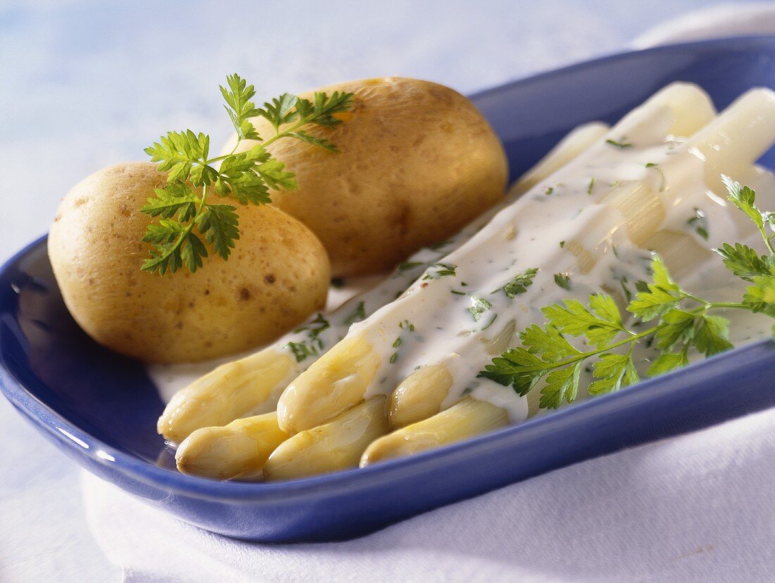 White asparagus with chervil sauce and boiled potatoes