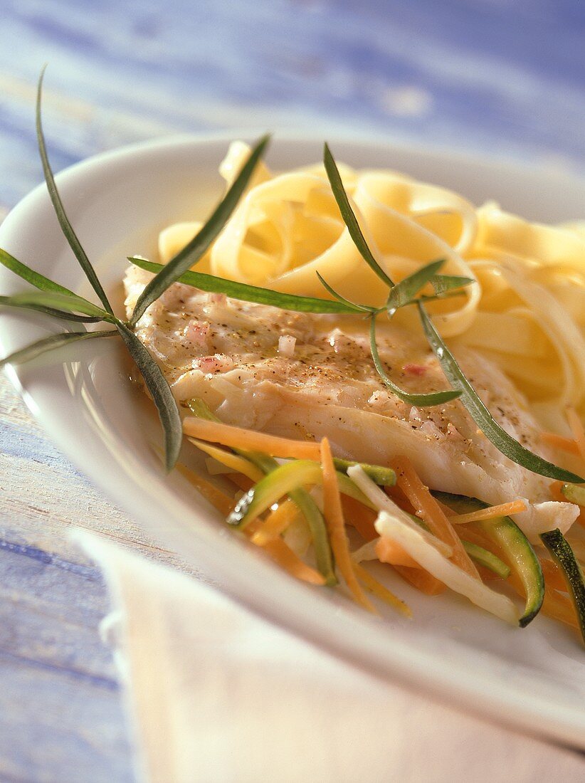 Gedünstetes Seelachsfilet mit Gemüsejulienne und Bandnudeln