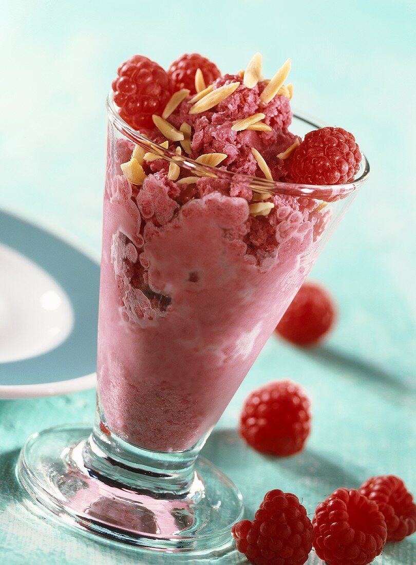 Frozen yoghurt with raspberries