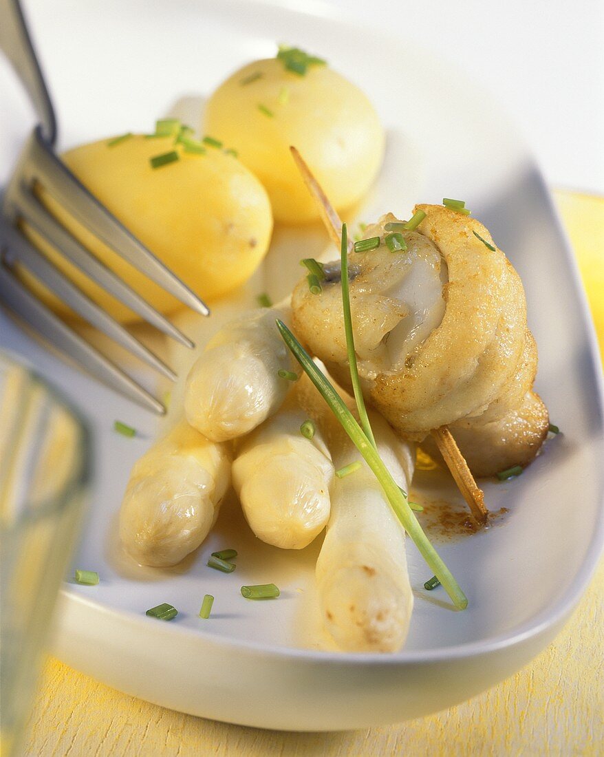 Fried plaice with white asparagus and boiled potatoes