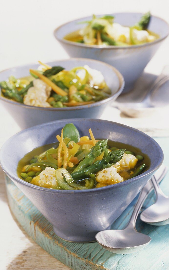 Fischsuppe mit Curry und Gemüse