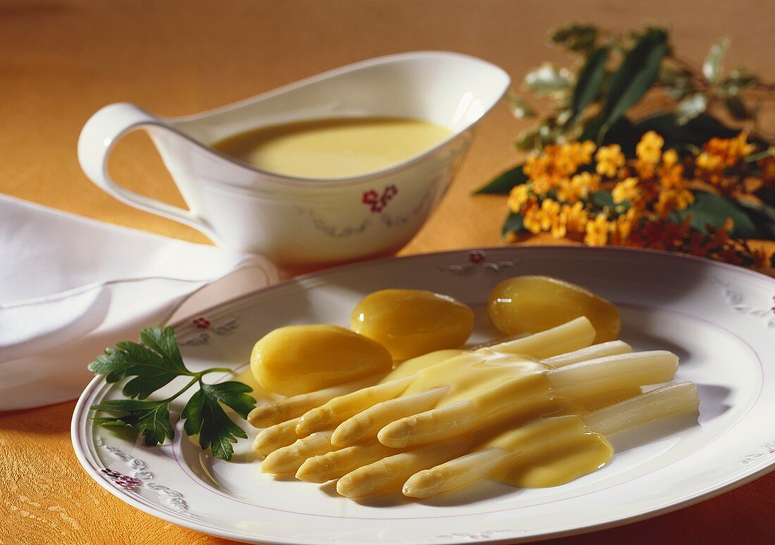 White asparagus with hollandaise sauce and potatoes