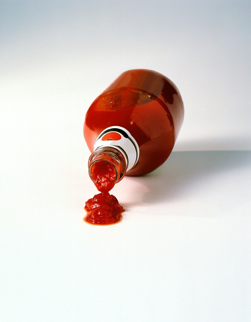 Ketchup tropft aus der Flasche