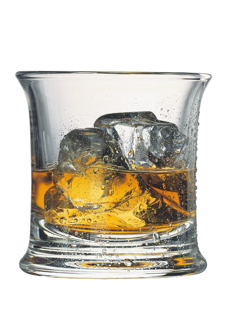 Glas Whiskey mit Eiswürfeln