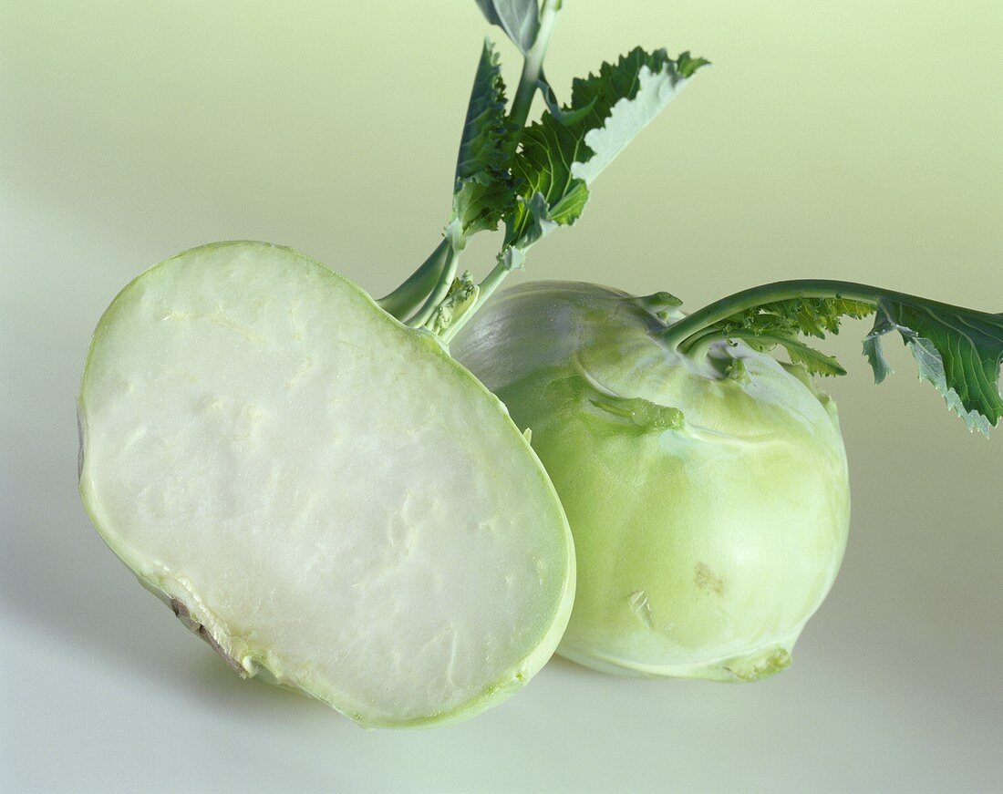 Kohlrabihälfte vor ganzem Kohlrabi