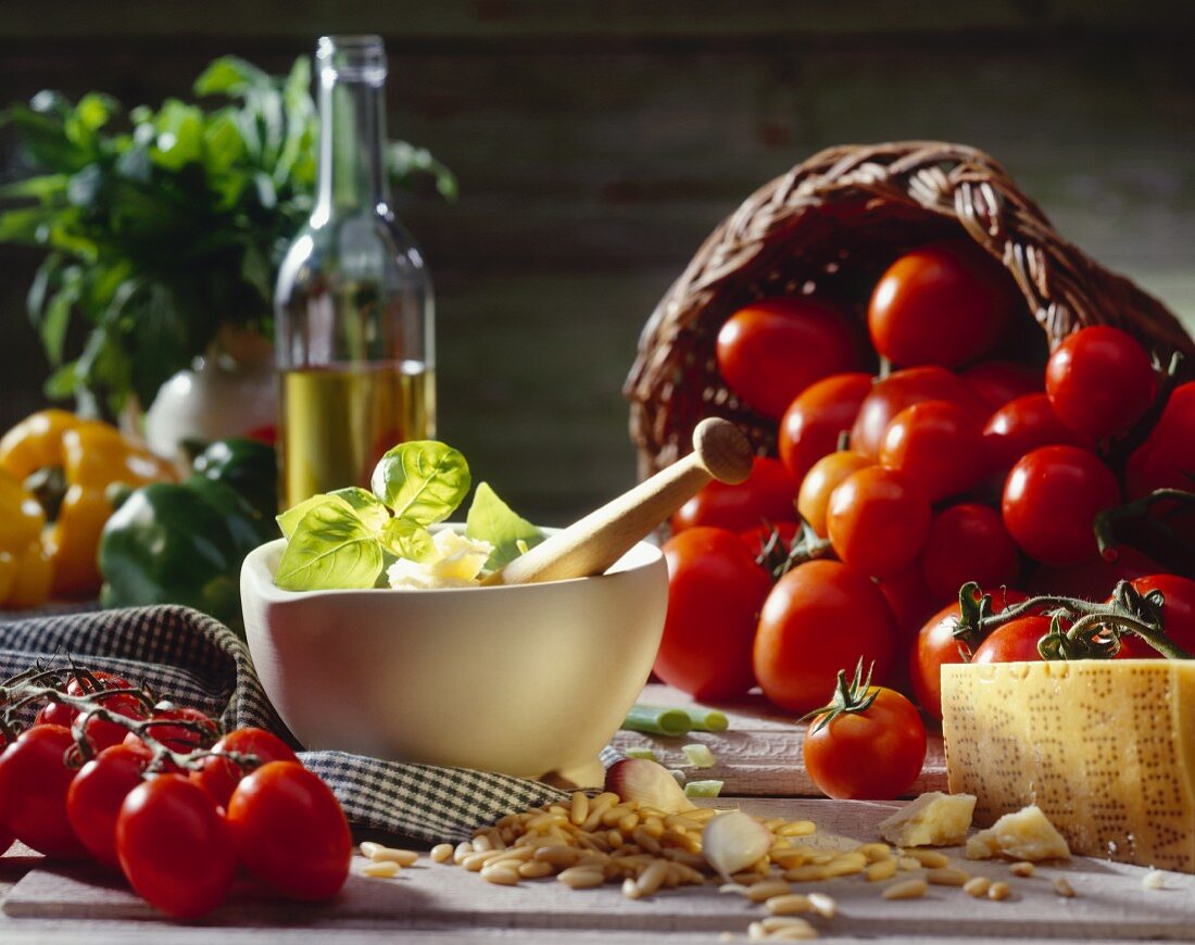 Italienisches Stillleben mit Tomaten, Pestozutaten und Mörser