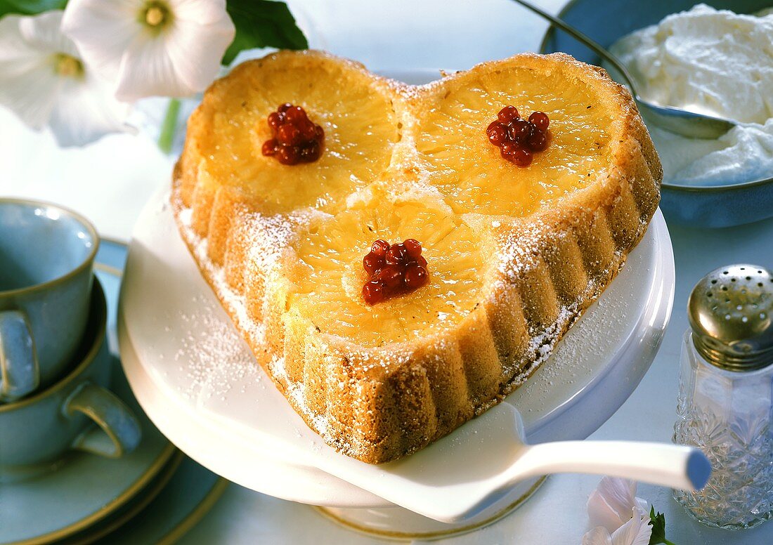 Herzförmiger Ananaskuchen mit Johannisbeeren