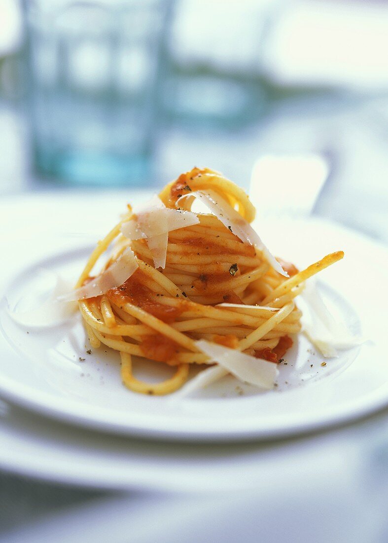 Spaghetti al soffritto di pomodoro (Nudeln mit Tomatensugo)