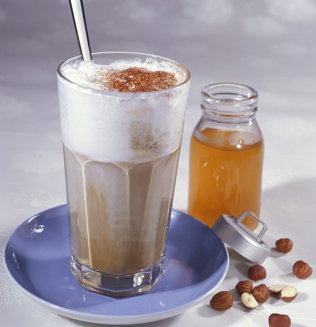 Latte Macchiato mit Haselnuss-Sirup aromatisiert