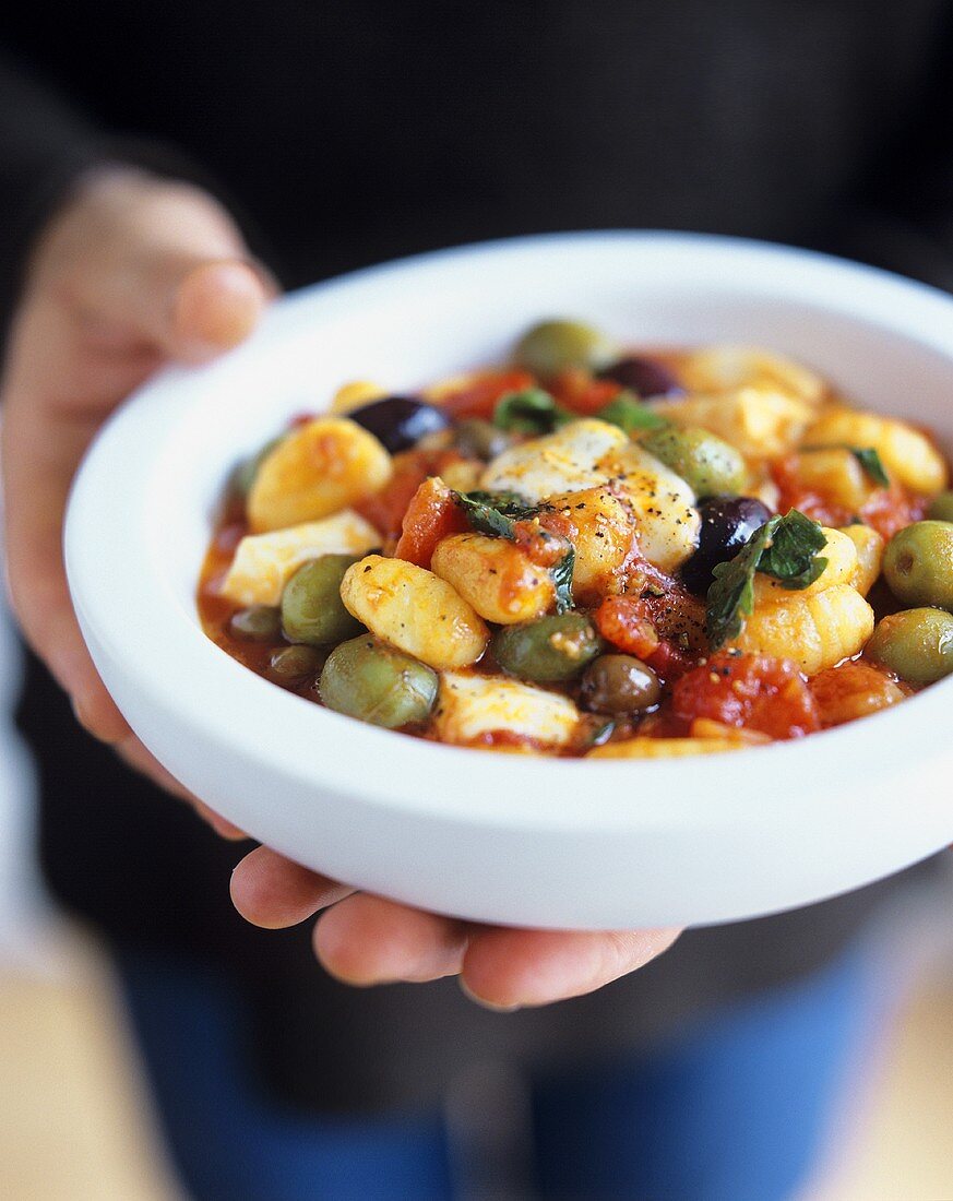 Minestra di gnocchi (Gnocchi mit Tomaten-Oliven-Sauce)