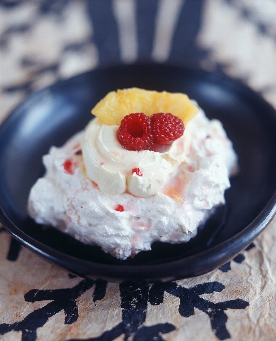 Kokosbaiser mit Mascarpone, Himbeeren und Ananas