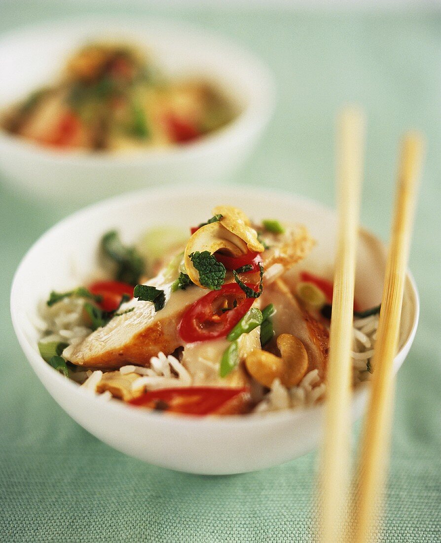 Gebratener Reis mit Hähnchen, Cashewkernen und Chiliringen