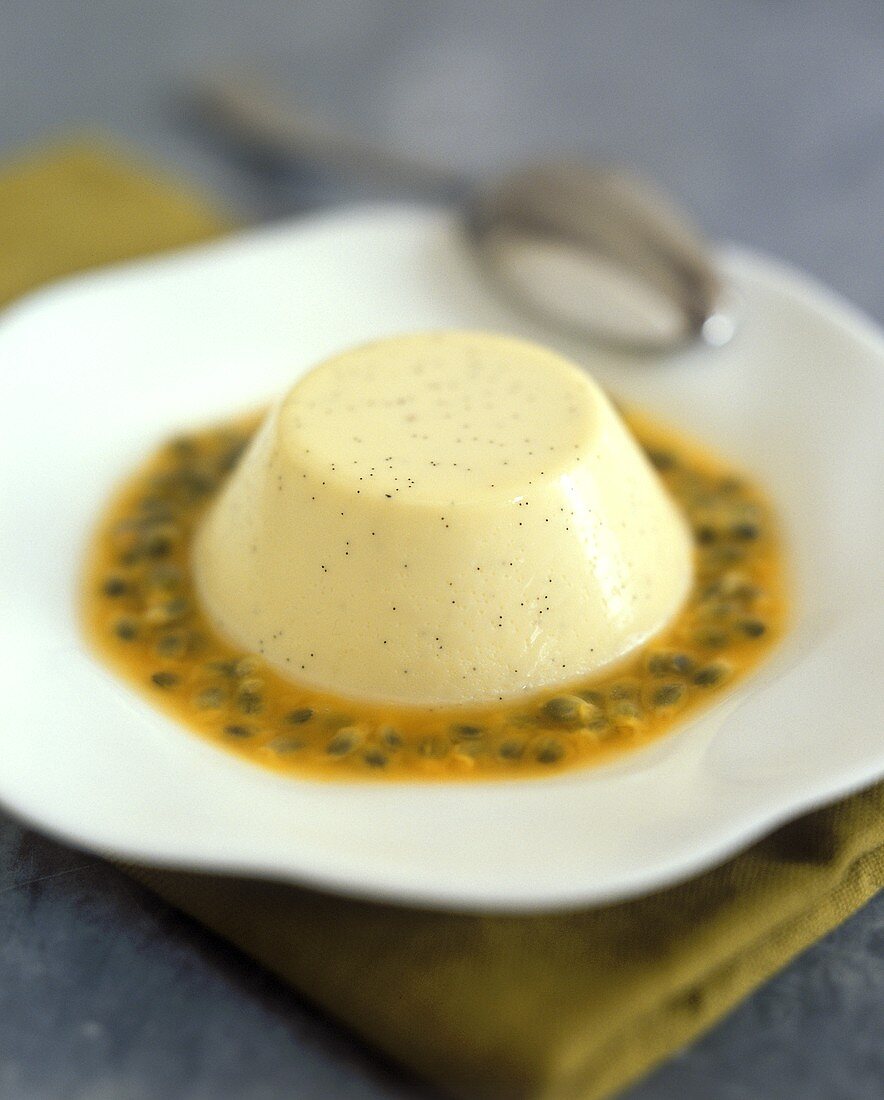 Panna Cotta (Sahnedessert auf Passionsfruchtsauce)