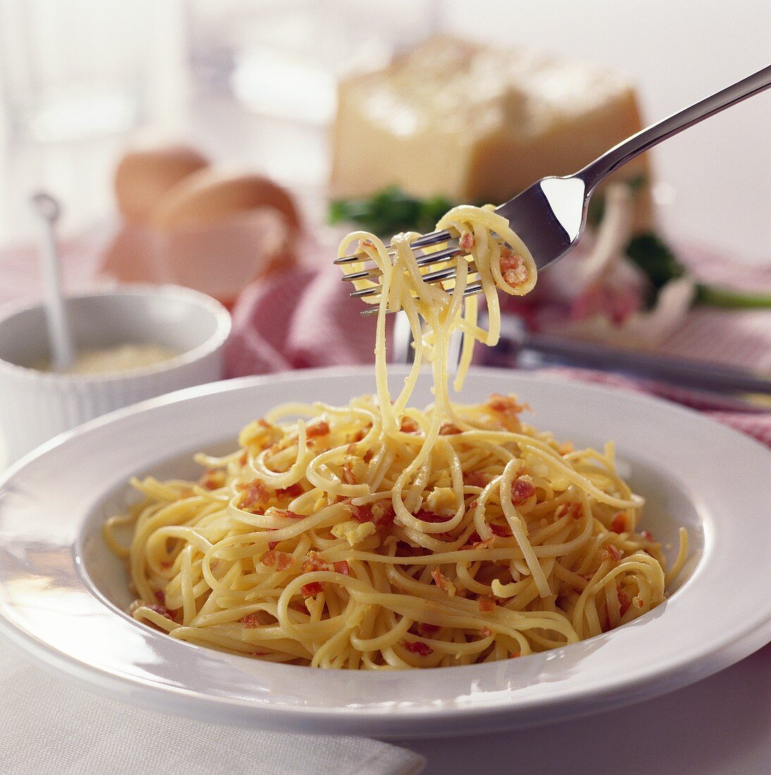 Spaghetti alla carbonara (Nudeln mit Speck-Ei-Sauce)