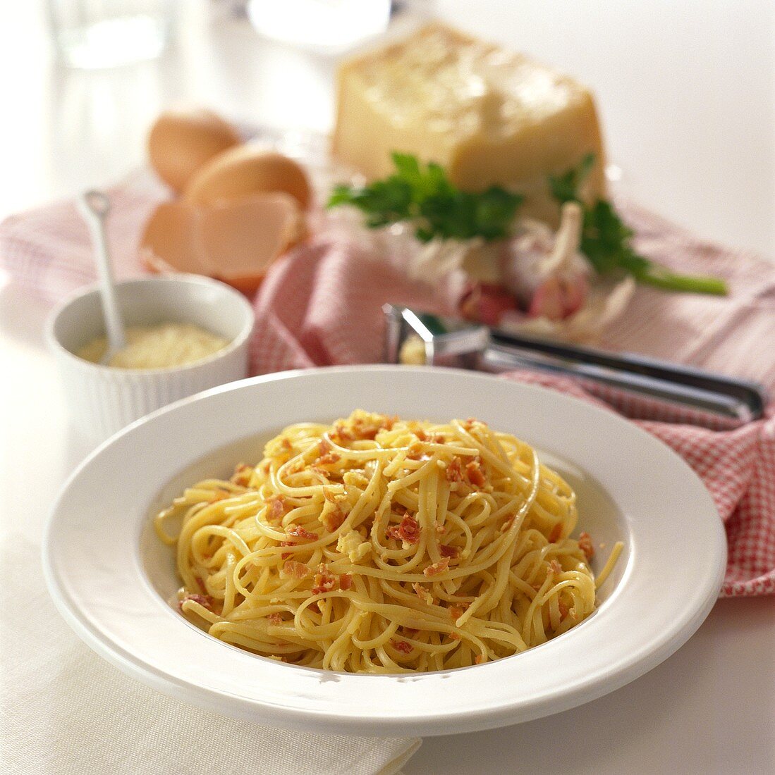 Spaghetti alla carbonara (Pasta with bacon and egg sauce)