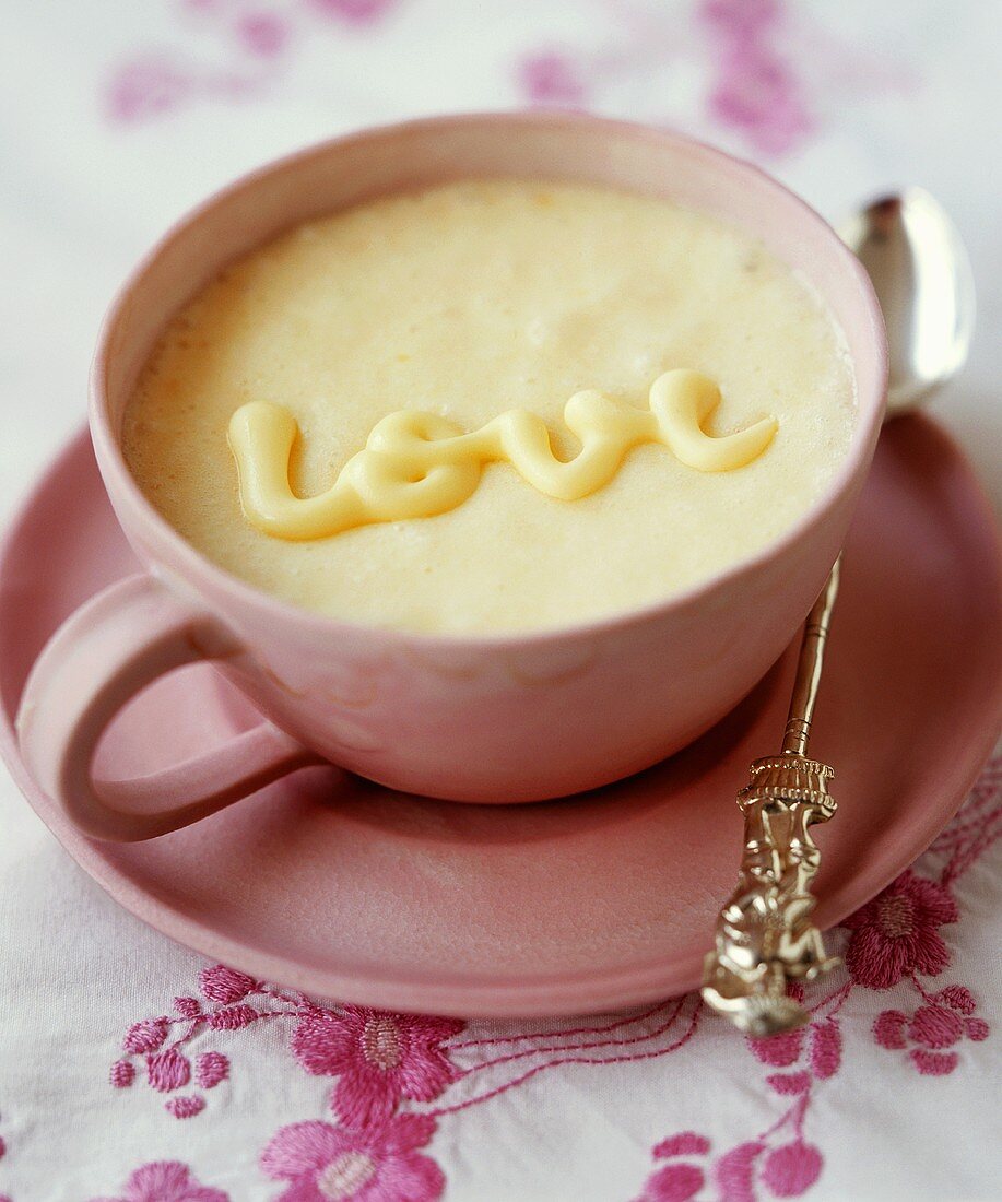Reispudding mit 'Love' Aufschrift in einer Tasse
