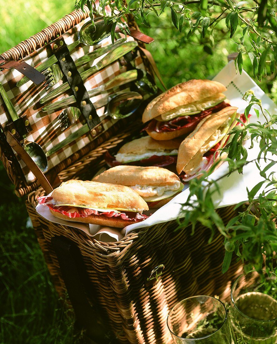 Brötchen-Sandwiches mit Radiccio, Birne und Briekäse