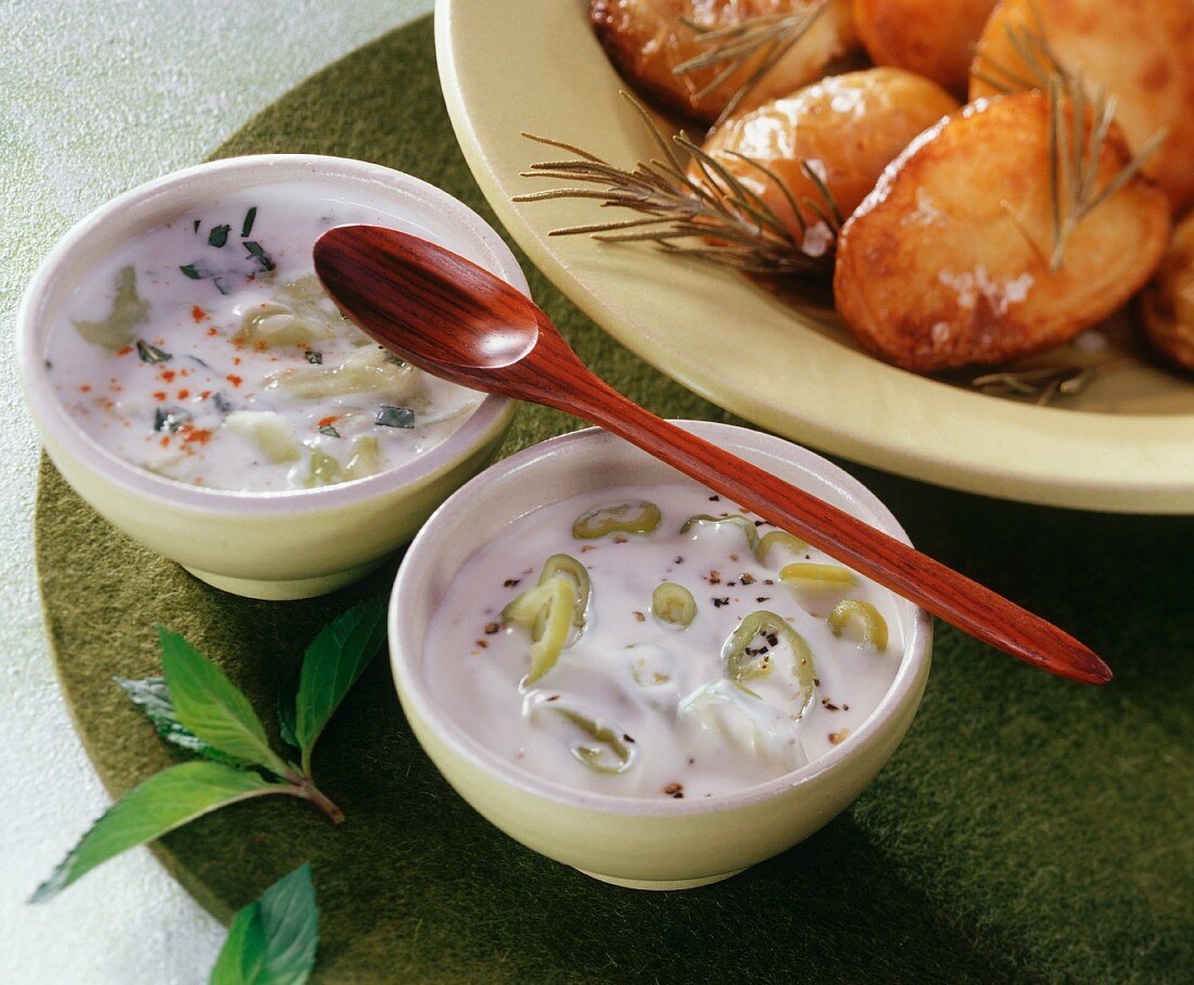 Rosmarinkartoffeln mit Peperonijoghurt und Gurkenjoghurt