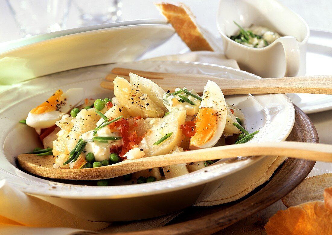 Topinambursalat mit Gemüse und gekochtem Ei