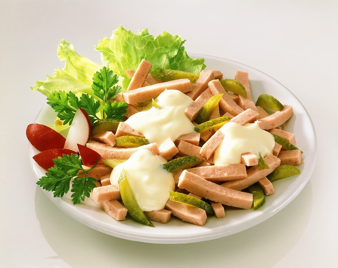 Wurstsalat mit Gewürzgurke und Mayonnaise