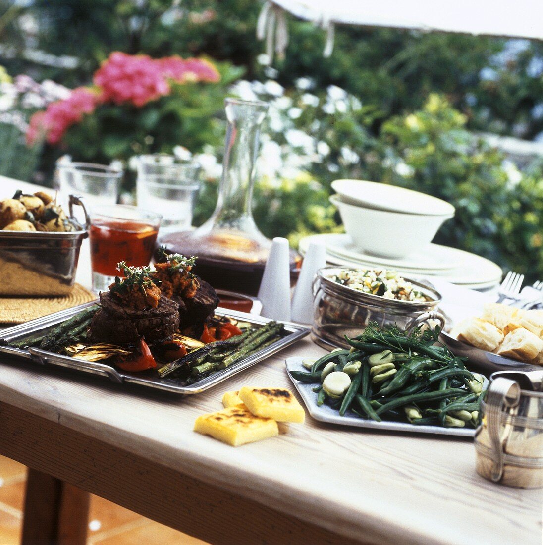 Buffet mit Bohnen, Polenta, Grillgemüse und Chateaubriand