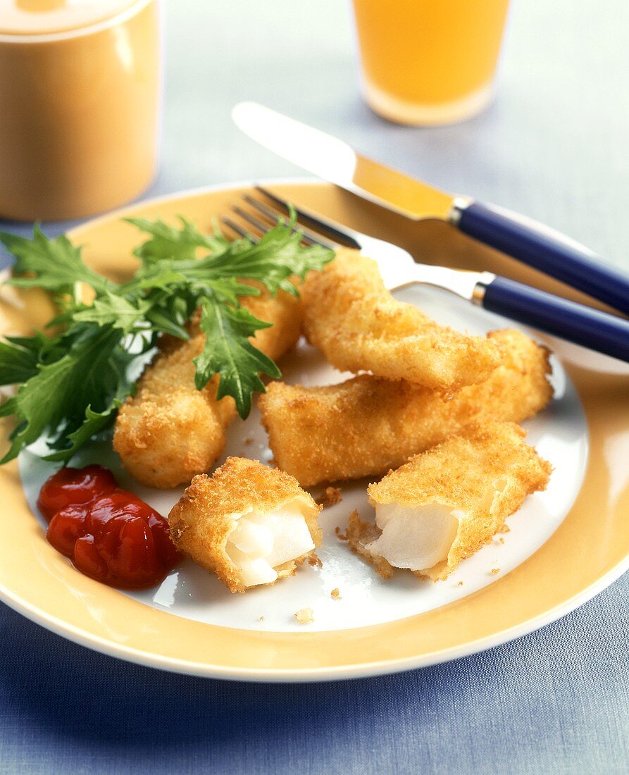 Fischstäbchen mit Ketchup und Salatgarnitur