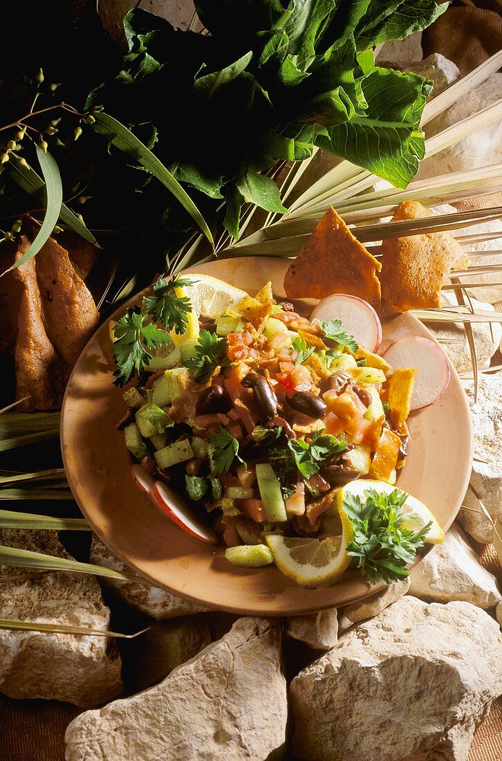 Salat mit Tomaten, Gurken und frittiertem Brot (Syrien)