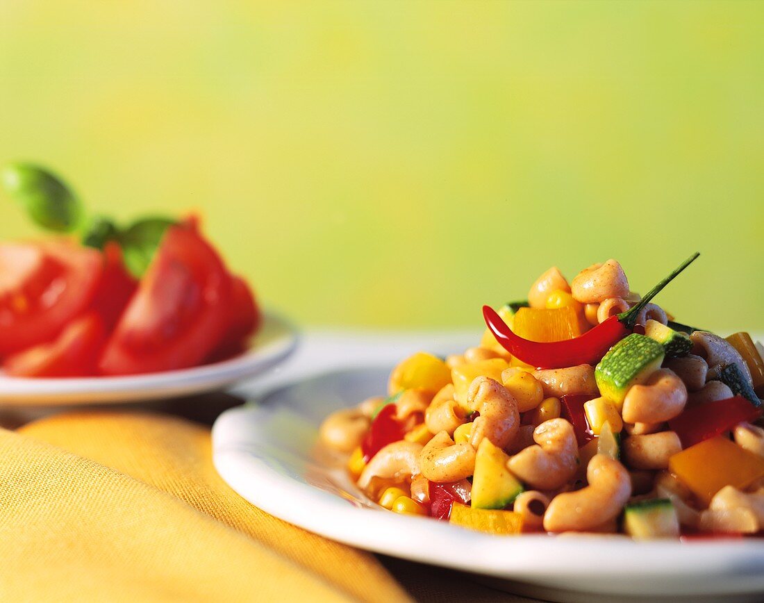 Vollkornhörnchen mit Chilischote, Paprika und Zucchini