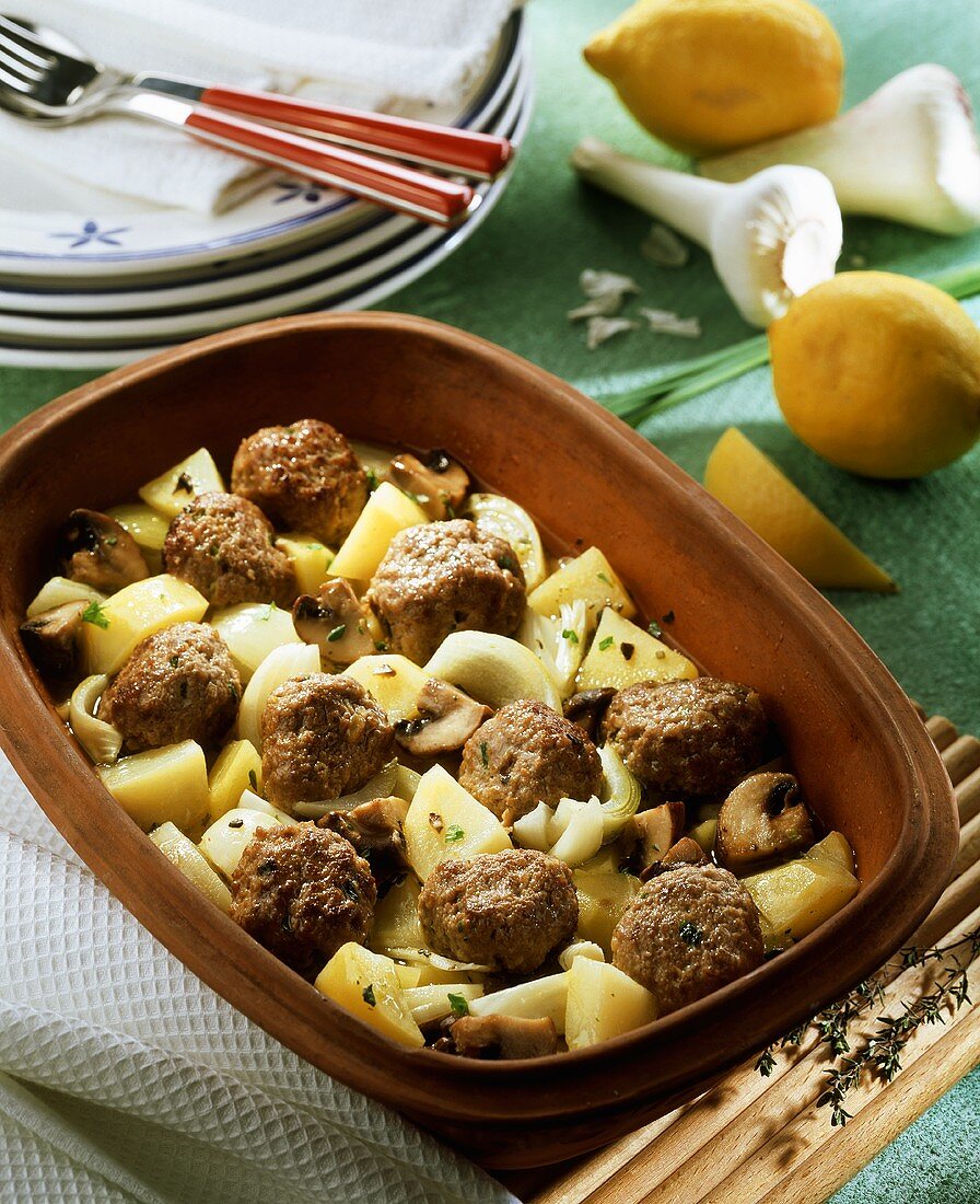 Meatballs with potatoes and onions in Römertopf