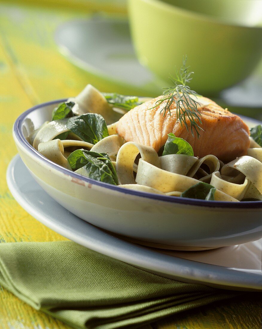 Salmon fillet with ribbon noodles and spinach