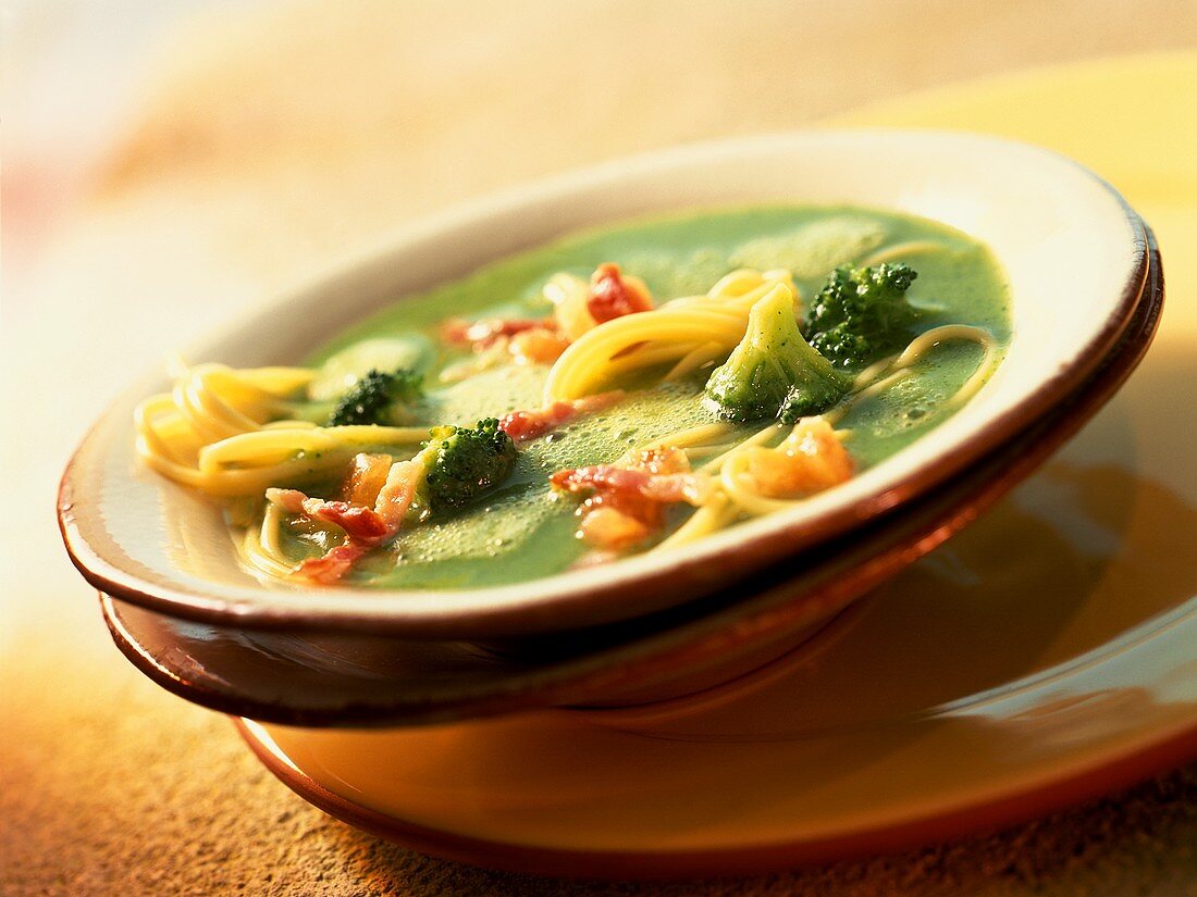 Broccoli soup with spaghettini and smoked bacon