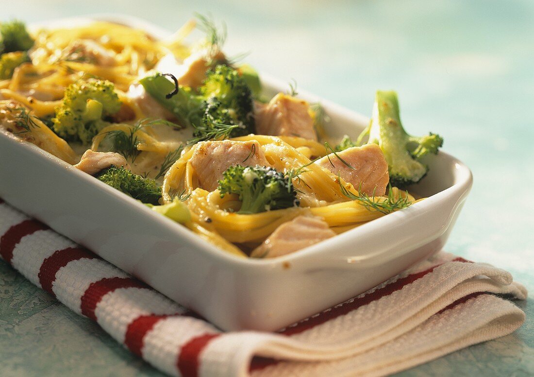 Bucatini gratin with broccoli and salmon