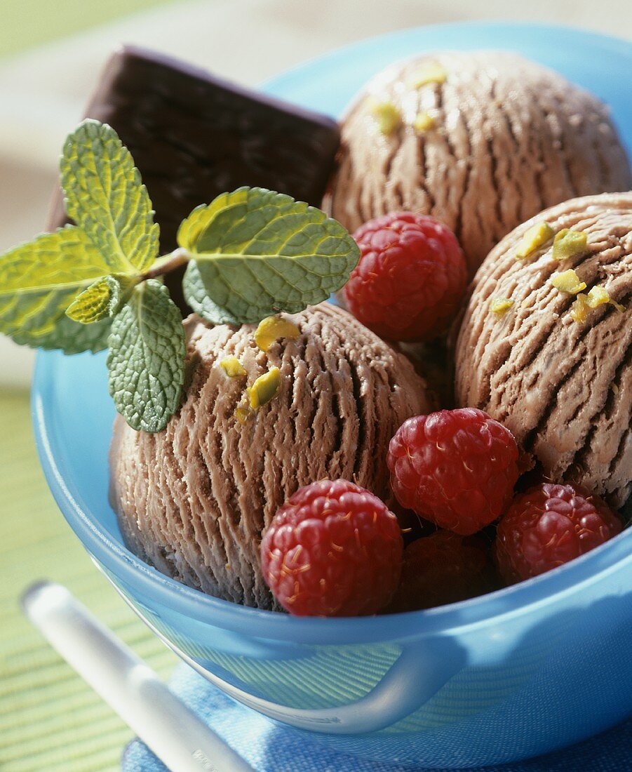 Schokoladen-Pfefferminz-Eis, garniert mit Himbeeren