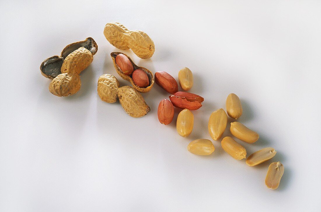 Peanuts with and without shells
