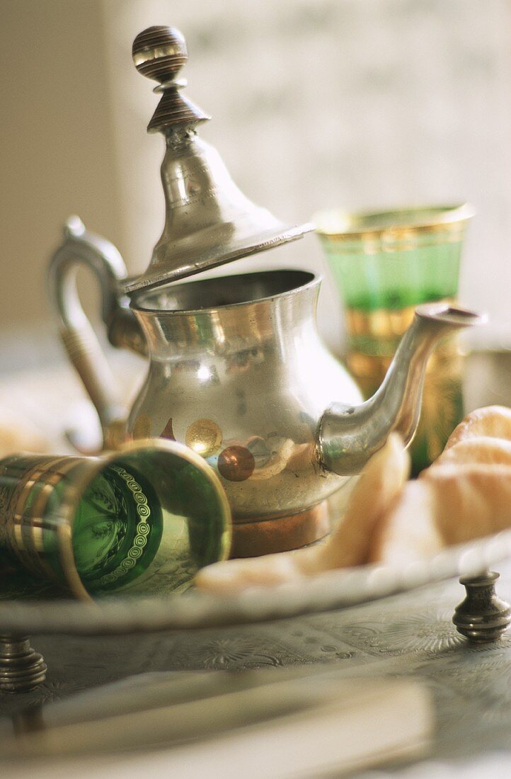 Stillleben mit arabischer Teekanne und Teegläsern