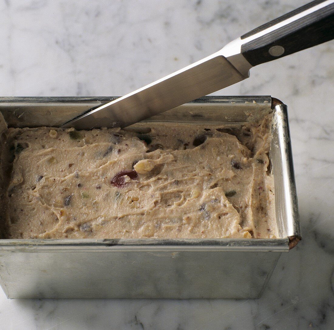 Loosening a cassata from the edge of the mould